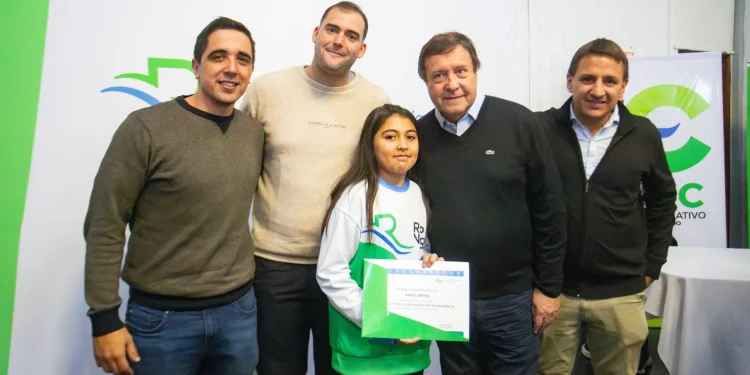 Weretilneck entregó becas y reconocimientos a deportistas de Río Colorado