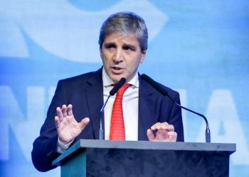 NACIONALES: Caputo volvió a instar a que los ahorristas usen los dólares: “Tenerlos en el colchón es un mal negocio”