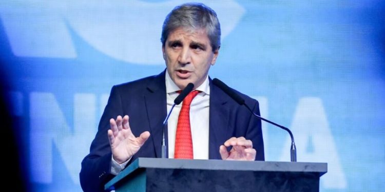 NACIONALES: Caputo volvió a instar a que los ahorristas usen los dólares: “Tenerlos en el colchón es un mal negocio”