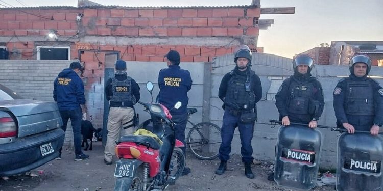 BAHIA BLANCA: Una persona fue aprehendida por tener droga para la venta y un arma de fuego