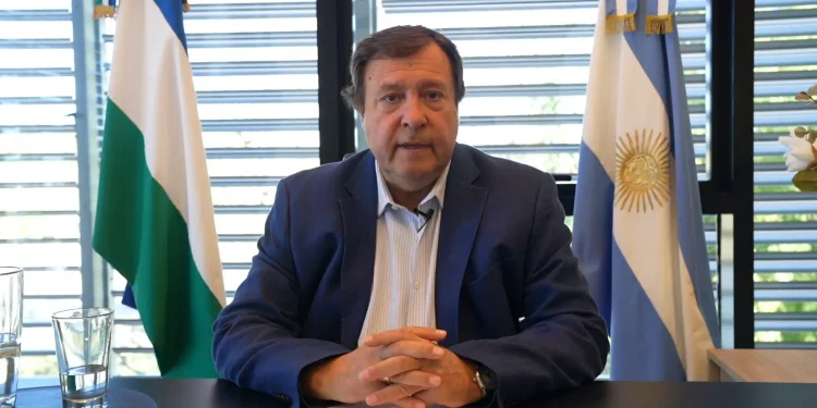 RIO NEGRO: Weretilneck se solidarizó con la CAIC frente a los agravios de libertarios  El Gobernador Alberto Weretilneck manifestó su solidaridad con la Cámara de Agricultura, Industria y Comercio de General Roca (CAIC) y con todos los emprendedores, comerciantes y empresarios que sostienen la economía real, ante los agravios públicos emitidos por representantes de La Libertad Avanza.