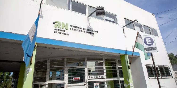 RIO NEGRO: El 52% de los docentes asistió a su jornada laboral  Pese a la medida de fuerza convocada por UNTER, el 52% de los docentes de la provincia decidió asistir a su jornada laboral y sostuvo el derecho a la educación en Río Negro.