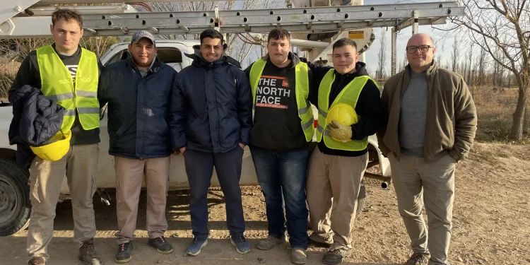 Gran aporte a la comunidad de estudiantes del CET 13 de Choele Choel  En el marco de sus prácticas profesionalizantes, seis estudiantes del Centro de Educación Técnica Nº13 de Choele Choel llevan adelante tareas que refieren al alumbrado, electrificación pública y riego en las áreas de Obras Públicas de Lamarque y Luis Beltrán.