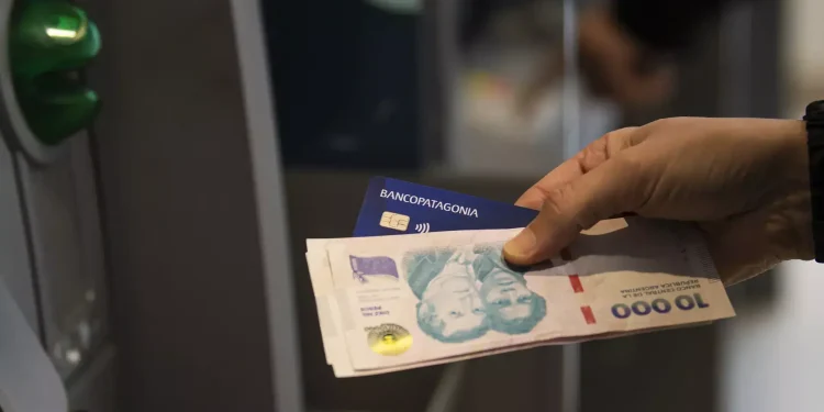 Río Negro pagará salarios y aguinaldo en los primeros días de julio  El Gobernador Alberto Weretilneck confirmó que los salarios y el medio aguinaldo para el personal estatal de Río Negro se pagarán en tiempo y forma, durante los primeros días de julio. “Es una muestra del compromiso de la Provincia con la previsibilidad económica y un reconocimiento a quienes sostienen día a día el funcionamiento del Estado”, dijo.