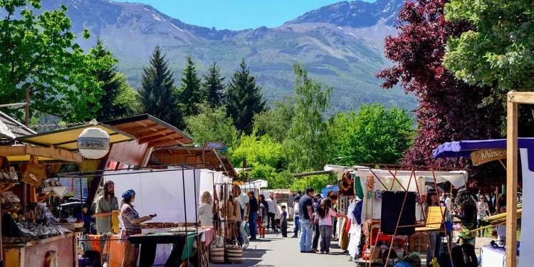 RIO NEGRO: Viví un fin de semana largo imperdible en El Bolsón  El Bolsón aguarda la llegada del turismo para comenzar a palpitar lo que será una nueva temporada invernal, en la que su tentadora oferta turística, que incluye actividades al aire libre y en contacto con la naturaleza y una propuesta de nieve para expertos y principiantes, promete posicionarse nuevamente como uno de los destinos más elegidos de la Patagonia.