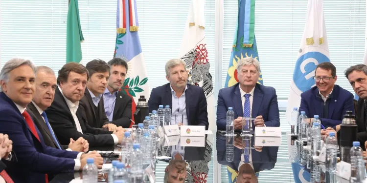 RIO NEGRO: Weretilneck participó de un encuentro de Gobernadores en el CFI  El Gobernador Alberto Weretilneck participó este lunes en Buenos Aires de una reunión de trabajo con sus pares y representantes de distintas provincias, donde se acordó impulsar un proyecto de ley para redefinir la distribución del Impuesto al Combustible Líquido, con el objetivo de lograr una asignación más equitativa de los recursos nacionales, en un contexto económico complejo.