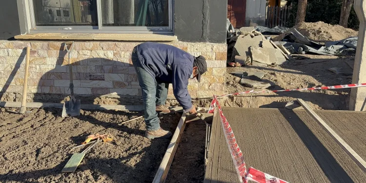 Con fondos del bono petrolero 22 localidades de Río Negro ya ejecutan obras  El Gobierno de Río Negro continúa impulsando el desarrollo de obras y la adquisición de equipamiento en todo el territorio provincial, a través de la coparticipación de los fondos obtenidos por la renegociación de los contratos hidrocarburíferos. En este marco, ya son 22 las localidades que recibieron transferencias para mejorar la infraestructura urbana y los servicios que llegan a vecinas y vecinos.