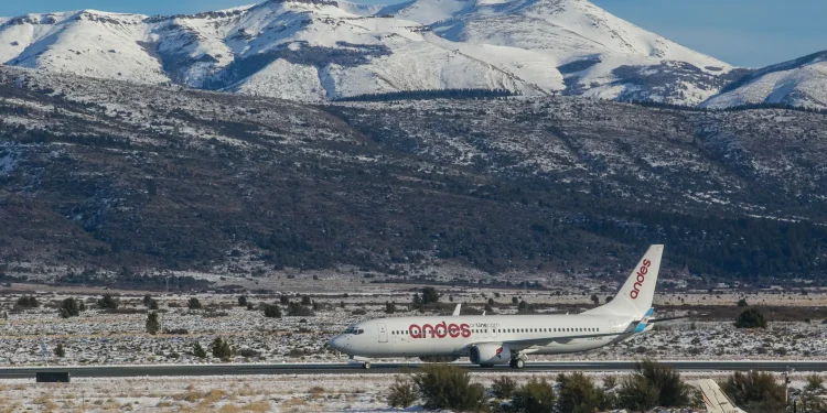 Bariloche récord: en julio recibirá más de mil vuelos  Ante el incipiente comienzo de la temporada de invierno, Bariloche se prepara para recibir 1075 vuelos en julio, una cifra récord que no sólo representa un crecimiento del 16% en relación al mismo periodo del año anterior, sino que también marca un incremento en la llegada de vuelos internacionales, favoreciendo la llegada de turistas extranjeros.