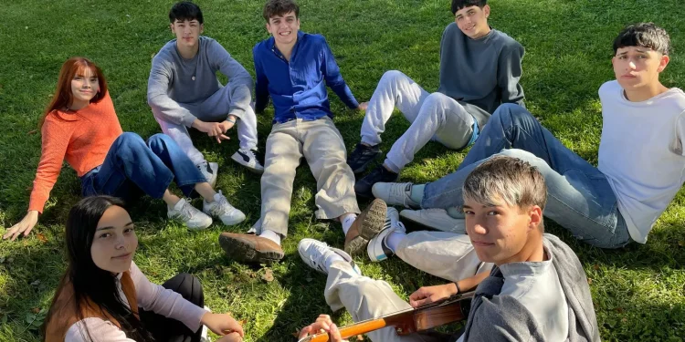 BELTRAN: Estudiantes estrenan el documental «Malena, la última pared»  El documental rescata la vida de Magdalena Gallardo, una joven de 15 años desaparecida durante la última dictadura cívico-militar, y se estrena el 1 de julio en el Teatro El Galpón a las 18. El proyecto audiovisual que conecta distintos conocimientos, se llevó a cabo entre docentes y estudiantes de la Escuela Primaria 353 y la ESRN 55.