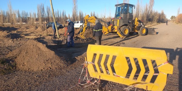 CHINPAY:  Hoy día miércoles 25 de junio en la intersección de J.J Paso y 20 de Junio se inició un corte de calle debido a que se realizará la conexión de gas en ese sector  Por tal motivo se le pide a vecinos y vecinas precaución al transitar por ese sitio.