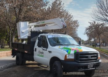CHOELE CHOEL: a Municipalidad presentó un nuevo camión para el área de alumbrado público y consolida un parque automotor renovado.