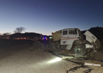 CHOELE CHOEL: Un camión se quedó sin frenos en plena pendiente del acceso a Choele