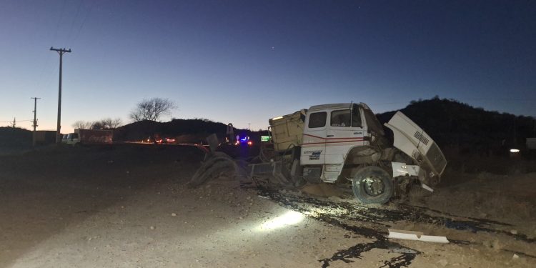 CHOELE CHOEL: Un camión se quedó sin frenos en plena pendiente del acceso a Choele  Los daños sufridos en la cabina como consecuencia de haber golpeado contra el terraplén también resultaron importantes.