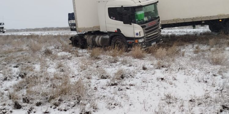 RUTA NACIONAL 22: El hielo acumulado sobre la ruta en algunos sectores trajo sus consecuencias  En la mañana de éste domingo, minutos antes de las 8,30 horas, un camión Scania con semirremolque que iba de Burzaco (Provincia de Buenos Aires) en dirección a Ushuaia en Tierra del Fuego, despistó cuando transitaba el kilómetro 875, en jurisdicción del Cuerpo Vial de Río Colorado.