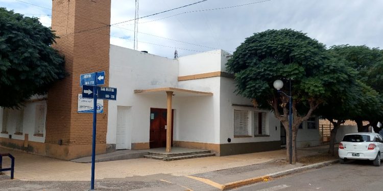 LAMARQUE: Violentaba a su familia y terminó detenido  La Policía de Río Negro detuvo a un sujeto que, en la mañana del sábado, se había tornado agresivo para con sus familiares y ocasionaba disturbios en su morada.