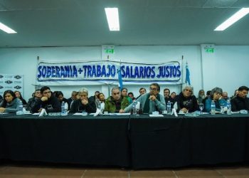 NACIONALES: Estatales realizan su primera marcha contra el gobierno de Milei