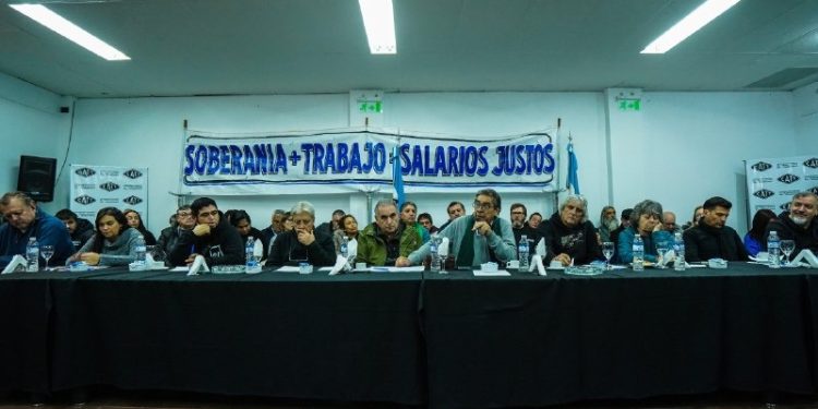 NACIONALES: Estatales realizan su primera marcha contra el gobierno de Milei  El Frente multisectorial sindical encabeza este miércoles su primera marcha contra el Gobierno nacional, a cargo de Javier Milei.