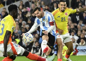 La Selección empató un partido espinoso y deslucido que complica a Colombia