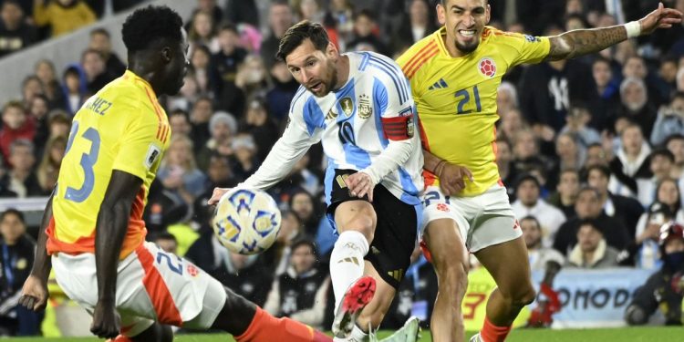 La Selección empató un partido espinoso y deslucido que complica a Colombia