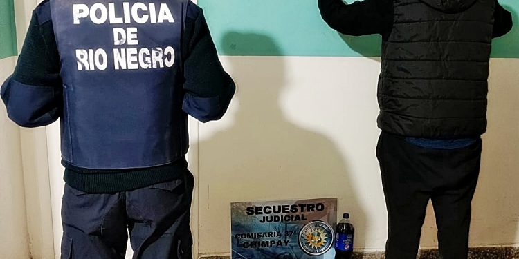 CHINPAY: Fue detenido cuando intentaba hurtar elementos de un comercio  Personal de la Comisaría 37 de Chimpay procedió a la detención de un sujeto que fue descubierto intentando llevarse mercaderías de un supermercado sin haberlas abondado.