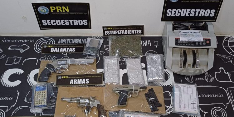 GENERAL ROCA: La policía secuestro drogas y armas en Roca, tras una denuncia al 080O-DROGRAS  A partir de una denuncia anónima al 0800-DROGAS de la Secretaría de Narcocriminalidad (SENAC), la Policía de Río Negro realizó múltiples allanamientos en General Roca. Los operativos permitieron el secuestro de marihuana, armas de fuego, teléfonos celulares, dinero en efectivo y otros elementos vinculados al narcomenudeo. Además, dos personas fueron imputadas por infracción a la Ley 23.737.