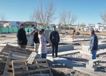 CHOELE CHOEL: Avanza la etapa final de la plaza del barrio Las Bardas