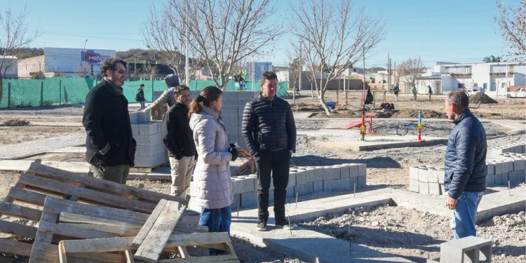 CHOELE CHOEL: Avanza la etapa final de la plaza del barrio Las Bardas  El intendente recorrió la obra y destacó los trabajos que transformarán el espacio público en un nuevo punto de encuentro para los vecinos.
