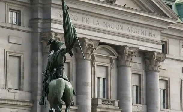 Se puso en marcha un plan de cierre de sucursales del Banco Nación: cuántas eliminarán  Javier Milei dispuso que el Banco Nación cierre al menos 60 de sus sucursales, centros de atención pyme y oficinas operativas.