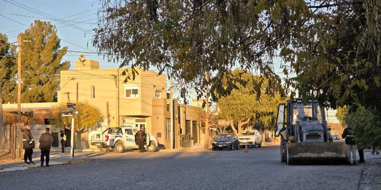 CHOELE CHOEL: Accidente de un operario municipal  En la tarde de este miércoles, minutos después de las 14,30 horas, se produjo un hecho accidental en Choele Choel en el que se vió involucrado un operario de la Municipalidad de esa ciudad.