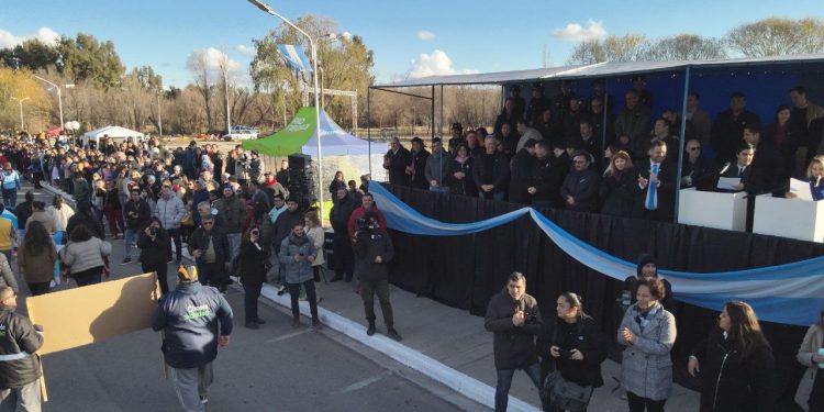 CHOELE CHOEL: Choele se prepara para su 146° aniversario con desfile, fiesta y un bingo con premios millonarios  El próximo 9 de julio, Choele Choel cumple 146 años, y ya se vive  clima de aniversario. Con una agenda cargada de actividades, el municipio trabaja junto a las instituciones locales en los preparativos de lo que será un mes con mucha presencia comunitaria, obras, actos y propuestas pensadas para celebrar entre todos.