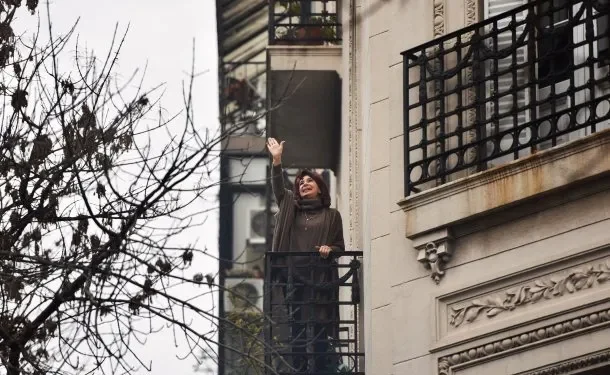 NACIONALES: El posteo de Cristina Kirchner en la previa a la marcha en su apoyo: «¿Puedo salir al balcón?»  La presidenta del PJ le reclamó a la Justicia que aclare las condiciones de su prisión domiciliaria.