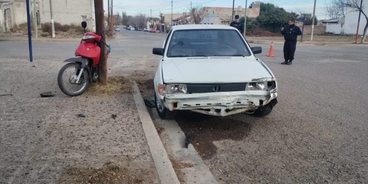 CHOELE CHOEL: En la mañana de ayer jueves, un auto y una moto colisionaron en la intersección de las calles Pacheco y De la Libertad  El hecho ocurrió pasadas las 11,30 horas y el motociclista debió ser trasladado hasta el centro de salud de la ciudad como consecuencia de presentar diversas dolencias en su cuerpo.