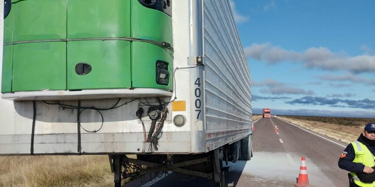RUTA NACIONAL 251: Un camión quedo varado por un principio de incendio