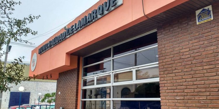 LAMARQUE: Municipales cobraron el medio aguinaldo  La Municipalidad de Lamarque informa que todos los trabajadores y trabajadoras municipales tienen depositado su medio aguinaldo.