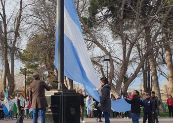 LAMARQUE: Estudiantes de Cuarto Grado de las escuelas de Lamarque hicieron su promesa de Lealtad a la Bandera
