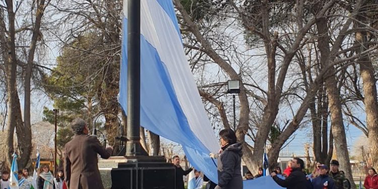 LAMARQUE: Estudiantes de Cuarto Grado de las escuelas de Lamarque hicieron su promesa de Lealtad a la Bandera  !Feliz dia de la Bandera!