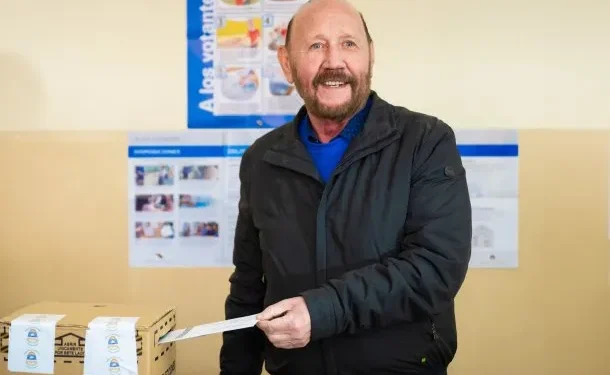 NACIONALES: El peronismo de Gildo Insfrán arrasa en las elecciones de Formosa  Con la Ley de Lemas vigente, los formoseños eligen convencionales constituyentes, legisladores provinciales y miembros de los concejos deliberantes de los municipios