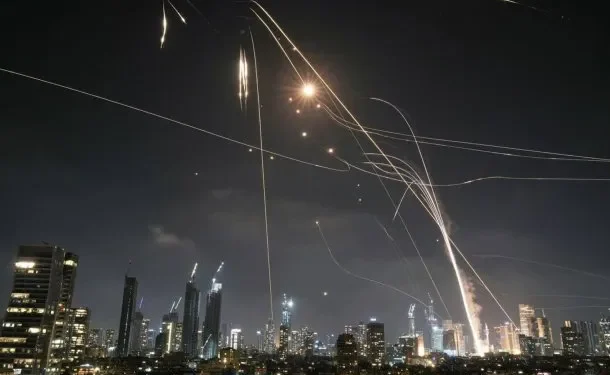 MUNDO: Irán responde a la agresión de Israel y dispara más de 200 misiles sobre Tel Aviv