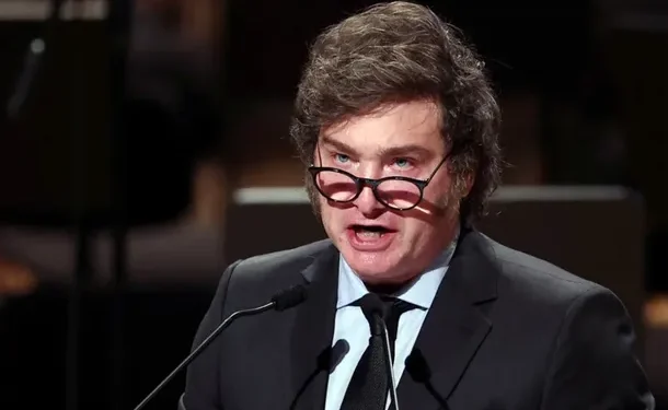 NACIONALES: Javier Milei y un nuevo ataque a la prensa: «Si la gente conociera a los periodistas, los odiaría más»  Como buen cultor de la libertad de expresión, el Presidente se despachó una vez más contra la prensa sin diferenciar entre adeptos y detractores.