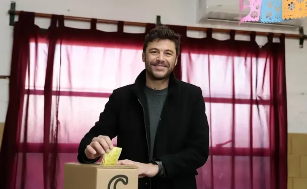 NACIONALES: Pullaro ganó en todo Santa Fe pero el PJ se impuso en Rosario  El oficialismo encabezado por el gobernador Maximiliano Pullaro logró ratificar su autoridad territorial, mientras que el peronismo se impuso ante los libertarios en Rosario.