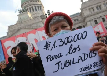 NACIONALES: Masiva marcha en el Congreso unificó reclamos de jubilados, Ni Una Menos y el Hospital Garrahan contra Milei