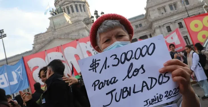 NACIONALES: Masiva marcha en el Congreso unificó reclamos de jubilados, Ni Una Menos y el Hospital Garrahan contra Milei