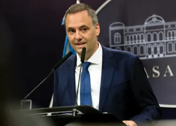 NACIONALES: La explicación de Manuel Adorni por el veto de la ayuda a Bahía Blanca: «Duplicaba la asistencia»