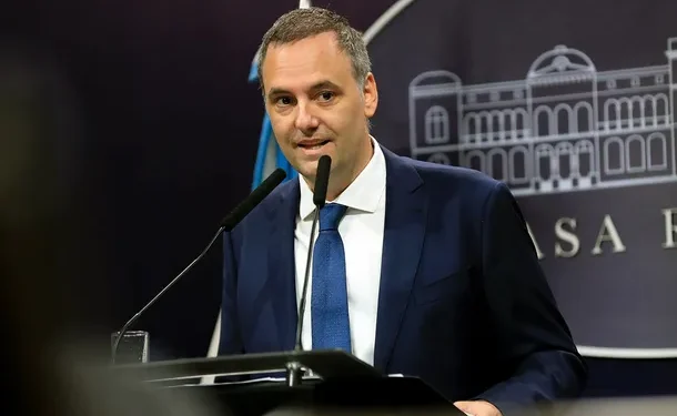 NACIONALES: La explicación de Manuel Adorni por el veto de la ayuda a Bahía Blanca: «Duplicaba la asistencia»  El vocero presidencial defendió por redes sociales el decreto del presidente Javier Milei.