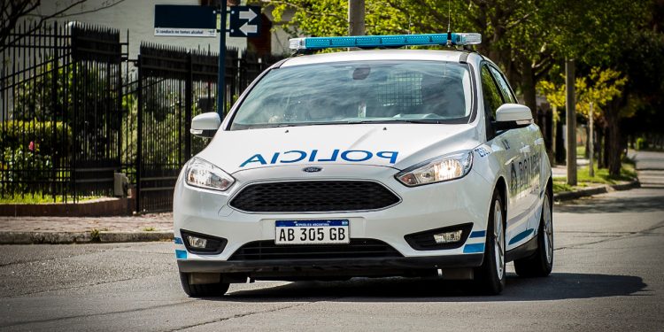 CINCO SALTOS: Asesinaron a tiros a un hombre frente a una escuela “Tuvimos que contener a los niños”  Mientras que los menores regresaron al establecimiento, las autoridades iniciaron una investigación para reconstruir el hecho. Por el crimen, hay un detenido