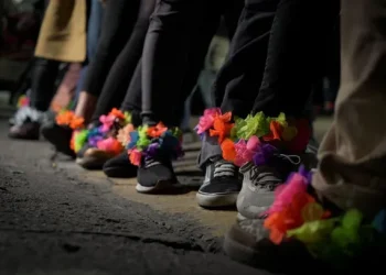 NACIONALES: Mujeres se colocan tobilleras de colores frente a la casa de Cristina