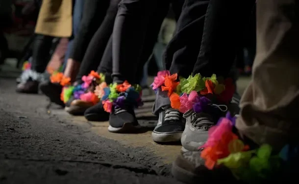NACIONALES: Mujeres se colocan tobilleras de colores frente a la casa de Cristina  En un claro gesto de apoyo a la expresidenta, un gran número de militantes decidió colocarse tobilleras con flores de colores: "Cristina es inocente", sostienen.