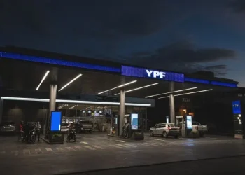 Nafta más barata cargando de madrugada: YPF anunció una curiosa rebaja de precios