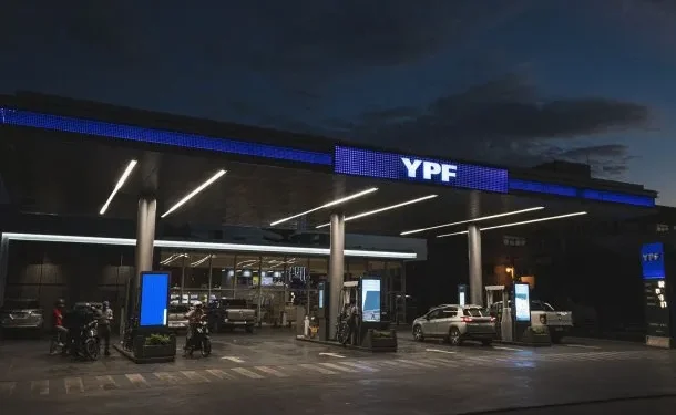 Nafta más barata cargando de madrugada: YPF anunció una curiosa rebaja de precios
