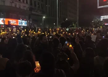 «Noche de Velas»: trabajadores del Hospital Garrahan marcharon al Obelisco a la espera de una propuesta salarial